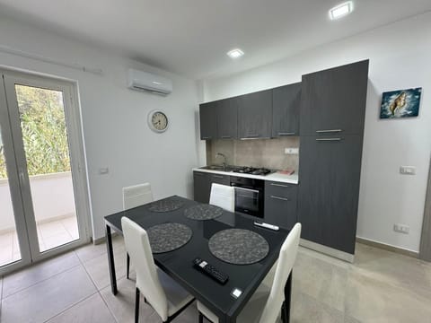 Kitchen or kitchenette, Dining area, oven, stove