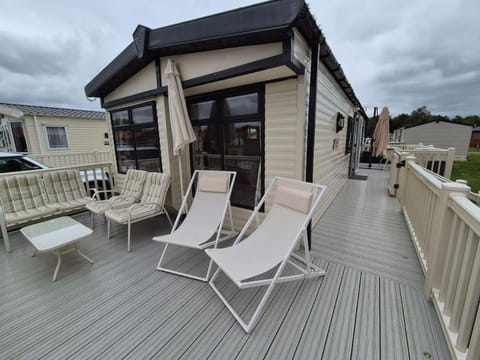 View (from property/room), Balcony/Terrace, sunbed