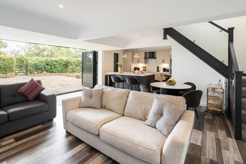 TV and multimedia, Kitchen or kitchenette, Living room, Seating area, Dining area