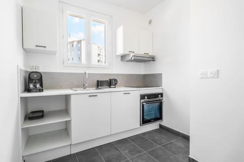 Kitchen or kitchenette, oven