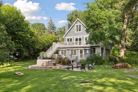 Lakefront Getaway- Hot Tub, Firepit & Fireplaces! home House in Shoreview