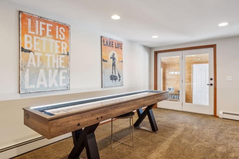 Lakefront Getaway- Hot Tub, Firepit & Fireplaces! home House in Shoreview