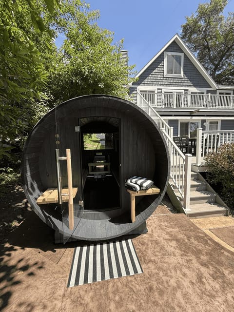 Lakefront Getaway- Hot Tub, Firepit & Fireplaces! home House in Shoreview