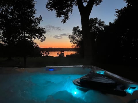 Lakefront Getaway- Hot Tub, Firepit & Fireplaces! home House in Shoreview