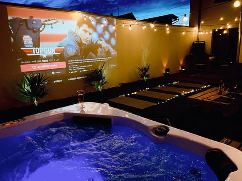 Patio, Communal lounge/ TV room, Hot Tub, Hot Tub, TV and multimedia, Balcony/Terrace, Evening entertainment, Swimming pool