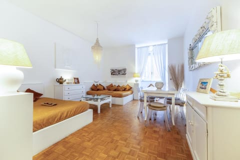 Bed, Living room, Photo of the whole room, Seating area, Dining area, Bedroom