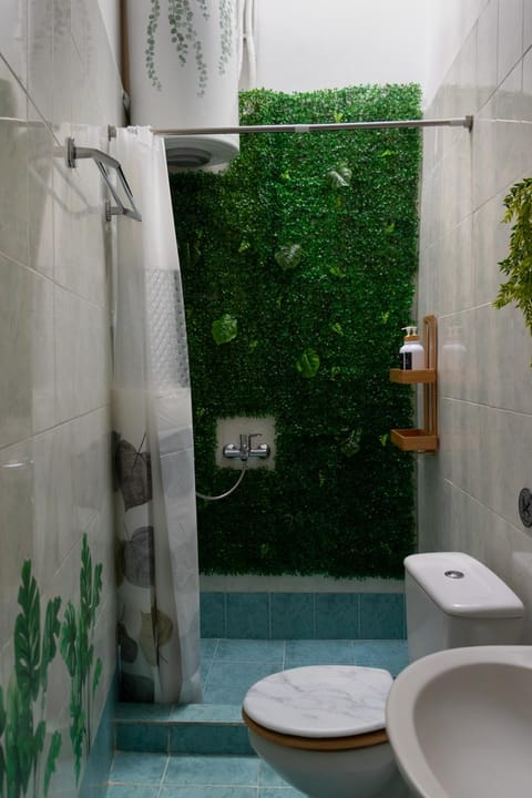 Shower, Toilet, Bathroom, Decorative detail, towels