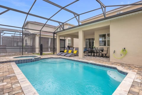 Patio, Swimming pool, sunbed