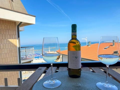 6 posti - Fronte Mare Parcheggio Privato AC Wifi by WeHostYou Apartment in Civitanova Marche