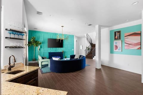 Pet friendly Retreat in Austin with Pool-Backyard House in Lake Austin