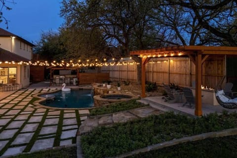 Pet friendly Retreat in Austin with Pool-Backyard House in Lake Austin