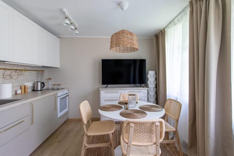 Coffee/tea facilities, Kitchen or kitchenette, Dining area, oven, stove