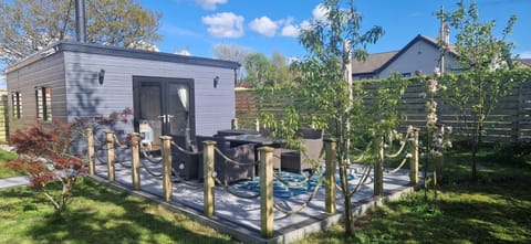 Property building, Patio, Spring, Day, Garden, Garden view