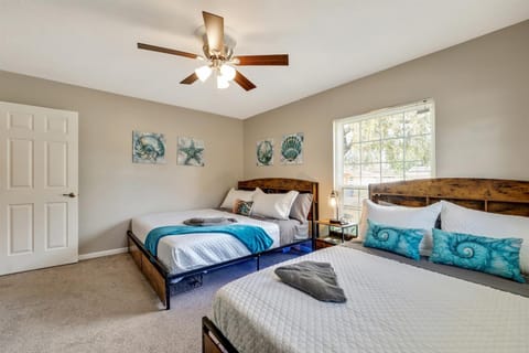 Exquisite Retreat with Heated Pool for 14 Guests, Pool Table Paradise! House in Brandon