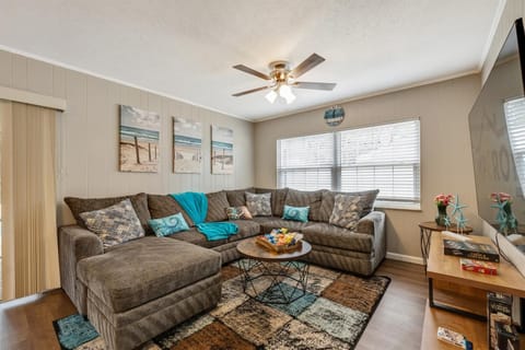 Exquisite Retreat with Heated Pool for 14 Guests, Pool Table Paradise! House in Brandon