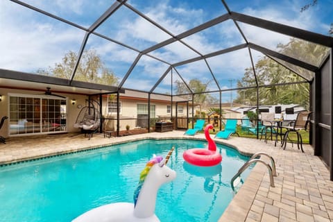 Exquisite Retreat with Heated Pool for 14 Guests, Pool Table Paradise! House in Brandon