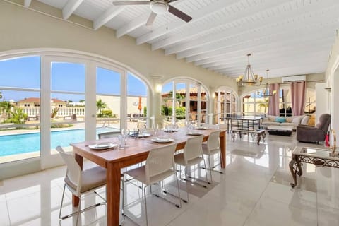 Dining area, Swimming pool, sunbed