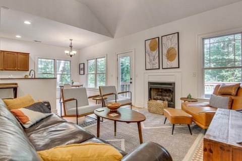 Black Mountain Hideaway with Hot Tub and Pool Table! House in Black Mountain