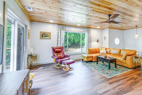 Renovated Franklin Home with Mountain-View Deck! House in Franklin