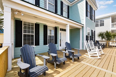 Aqua Vista House in Garden City