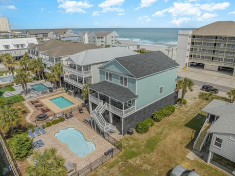 Aqua Vista House in Garden City