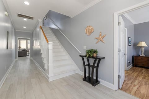 Aqua Vista House in Garden City