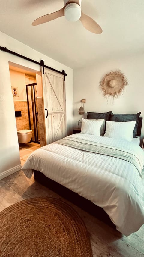 Bed, Photo of the whole room