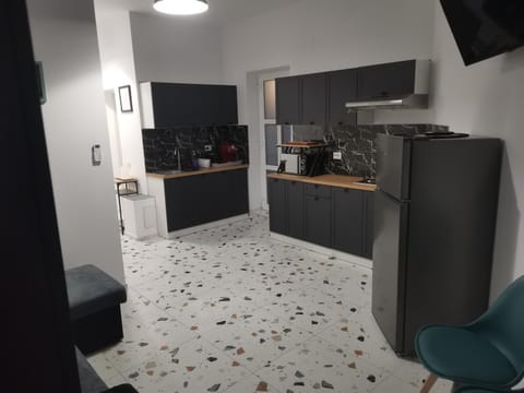 Coffee/tea facilities, Kitchen or kitchenette, microwave, stove, toaster