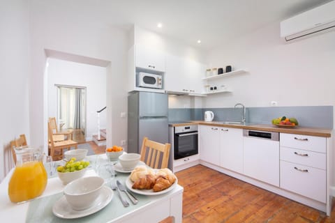 Food and drinks, Dining area, Food, minibar, oven, stove