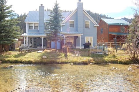 By the River - On The River - WiFi - Cable - Washer - Dryer - Wood Burning Fireplace - Covered Back Deck House in Red River