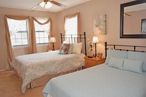 By the River - On The River - WiFi - Cable - Washer - Dryer - Wood Burning Fireplace - Covered Back Deck House in Red River