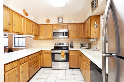 By the River - On The River - WiFi - Cable - Washer - Dryer - Wood Burning Fireplace - Covered Back Deck House in Red River