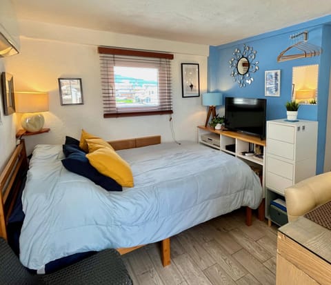 Bed, Library, TV and multimedia, Photo of the whole room, wardrobe