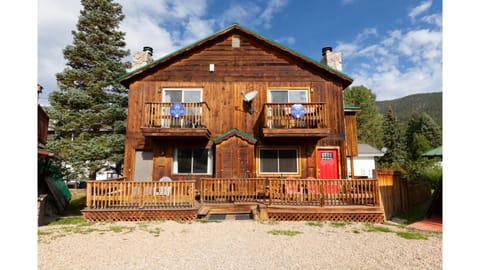 Property building, Facade/entrance, Day, Natural landscape, Balcony/Terrace, Mountain view, Parking