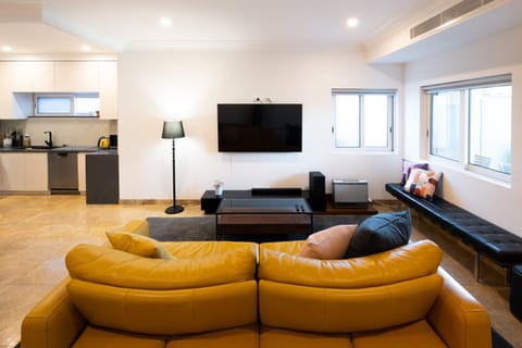 Communal lounge/ TV room, TV and multimedia, Kitchen or kitchenette, Living room, Seating area, Evening entertainment, oven