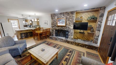 Bed, TV and multimedia, Kitchen or kitchenette, Living room, Seating area, Dining area, Bedroom, fireplace, furniture, kitchen