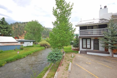 Property building, Facade/entrance, Day, Natural landscape, Garden, Balcony/Terrace, Mountain view, Parking