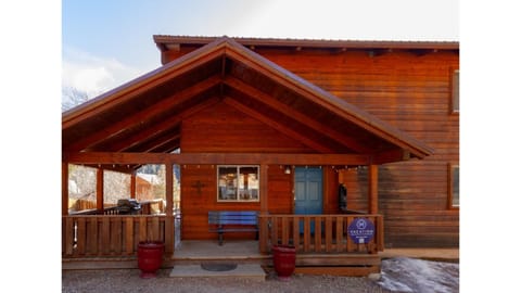 Property building, Patio, Facade/entrance, Day, Hot Tub