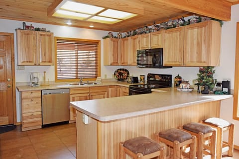 Deer Mountain Lodge - Hot Tub - WiFi - Washer - Dryer - Fireplace House in Red River