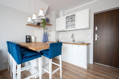 Coffee/tea facilities, Kitchen or kitchenette, Dining area, locker, pet friendly, stove