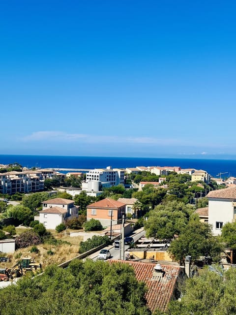 City view, Sea view, Location