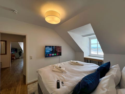 Bed, TV and multimedia, Photo of the whole room, Bedroom, Lake view, towels