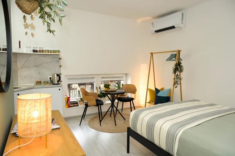 Bed, Kitchen or kitchenette, Living room, Seating area, Dining area, Bedroom, hair dresser, air conditioner