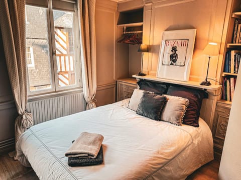 Bed, Library, Photo of the whole room, Bedroom, internet, towels