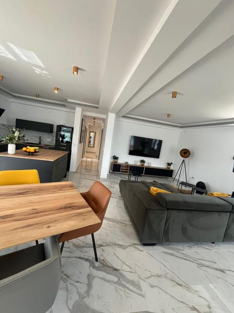 Communal lounge/ TV room, TV and multimedia, Kitchen or kitchenette, Living room, Seating area, Evening entertainment