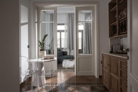 Photo of the whole room, Seating area