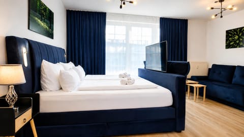 Bed, TV and multimedia, Photo of the whole room, Seating area, Bedroom, towels