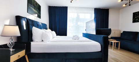 Bed, TV and multimedia, Bedroom, towels