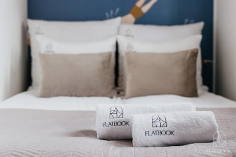 Bed, Photo of the whole room, towels