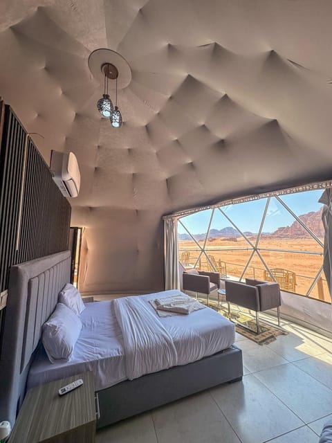 Bed, Living room, Photo of the whole room, Seating area, Bedroom